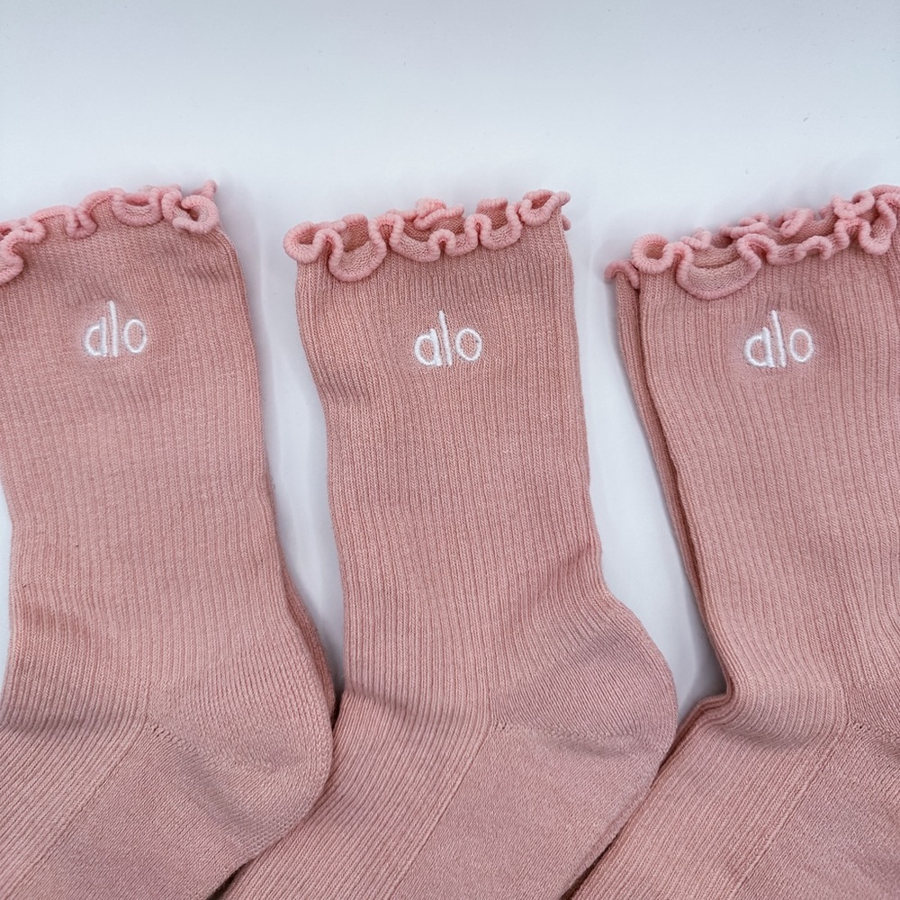 3 Pairs Alo Yoga Women's Lettuce Edge Sock M/L fits sizes 8 – 11 Vintage Pink - Picture 2 of 3